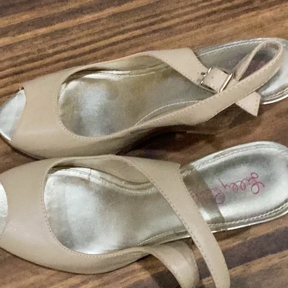 Preowned Lilly Pulitzer Wedges Tan/Beige Size 7.5 (Item#S042) - Picture 12 of 12